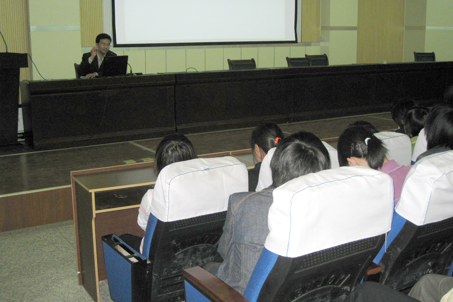 2008年3月9日，邓力铭主任为新沂市中小学心理教师作讲座
